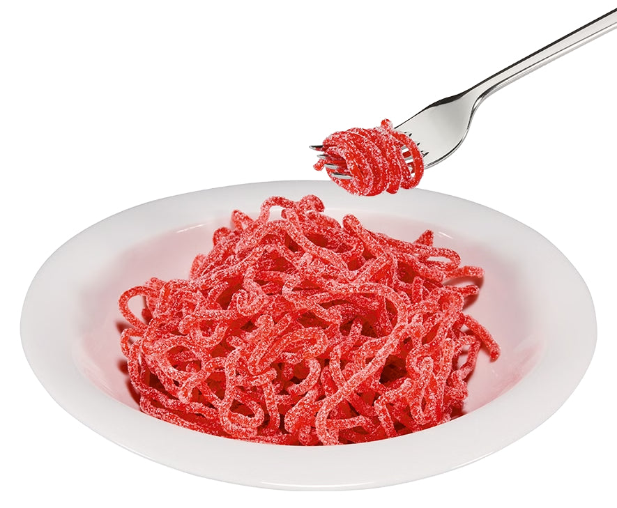 Trolli Spaghettini Sour Erdbeer auf dem Teller